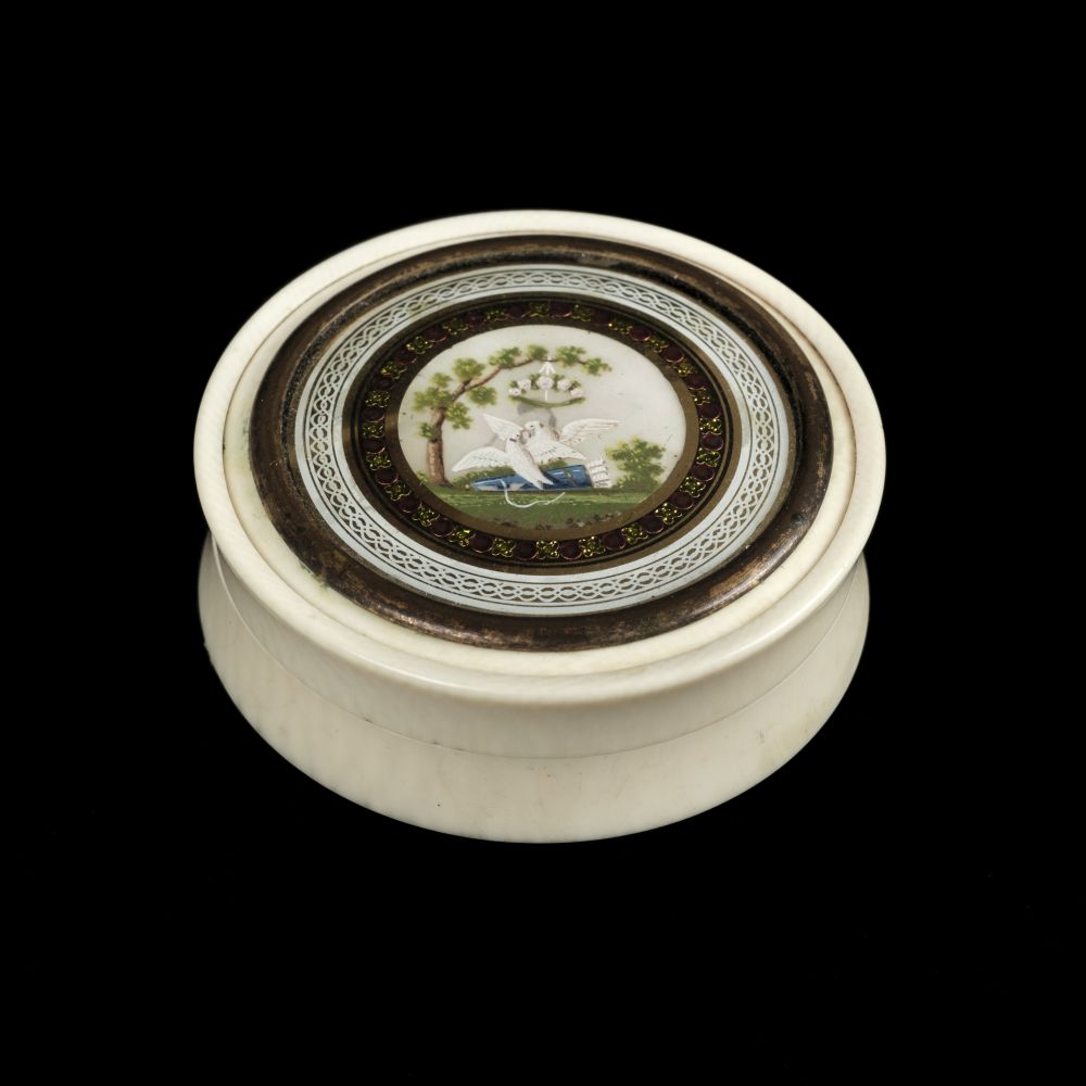 * Patch Box. A George III period ivory, tortoiseshell and enamel patch box