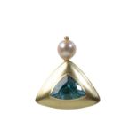 A GEMSTONE AND CULTURED PEARL GOLD PENDANT