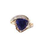 AN 18 CARAT GOLD TANZANITE DRESS RING