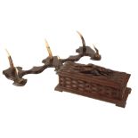 AN EDWARDIAN OAK AND ANTLER HAT/COAT RACK,