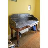 AN EARLY VICTORIAN MAHOGANY WASHSTAND