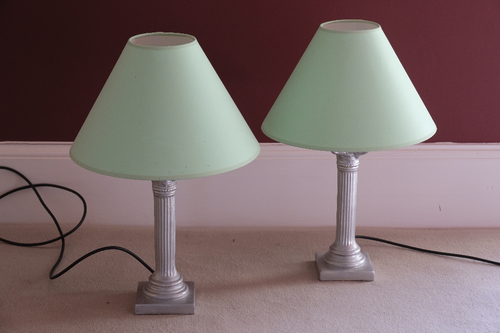 A PAIR OF MODERN SILVERED FLUTED COLUMN TABLE LAMPS