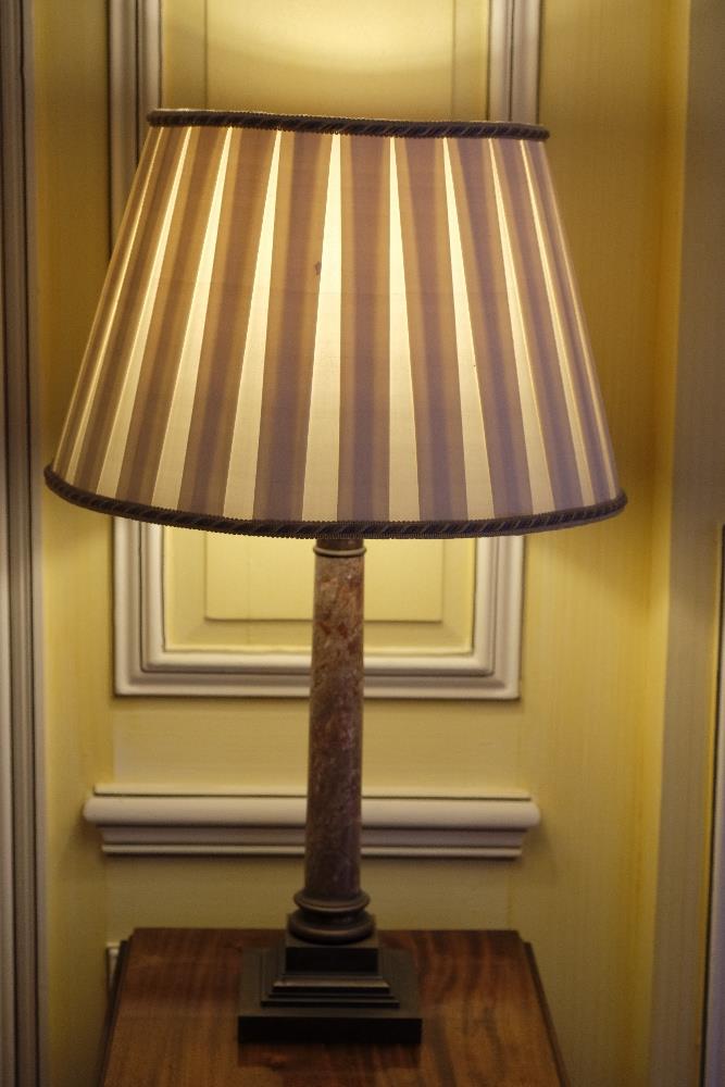 A NEO-CLASSICAL STYLE MARBLE AND BRONZE METAL TABLE LAMP