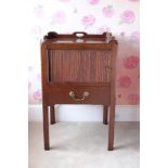 A PAIR OF GEORGE III STYLE MAHOGANY BEDSIDE TABLES