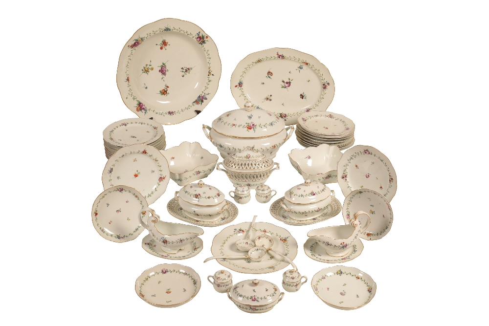 AN EXTENSIVE LOOSDRECHT-AMSTEL PORCELAIN DINNER SERVICE,