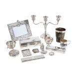 A GROUP OF SILVER AND SILVER MOUNTED ITEMS,