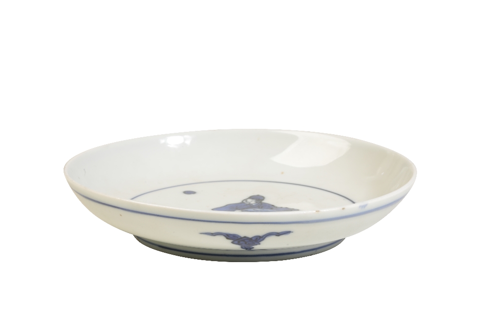 BLUE AND WHITE SAUCER DISH, LATE MING DYNASTY - Image 2 of 3