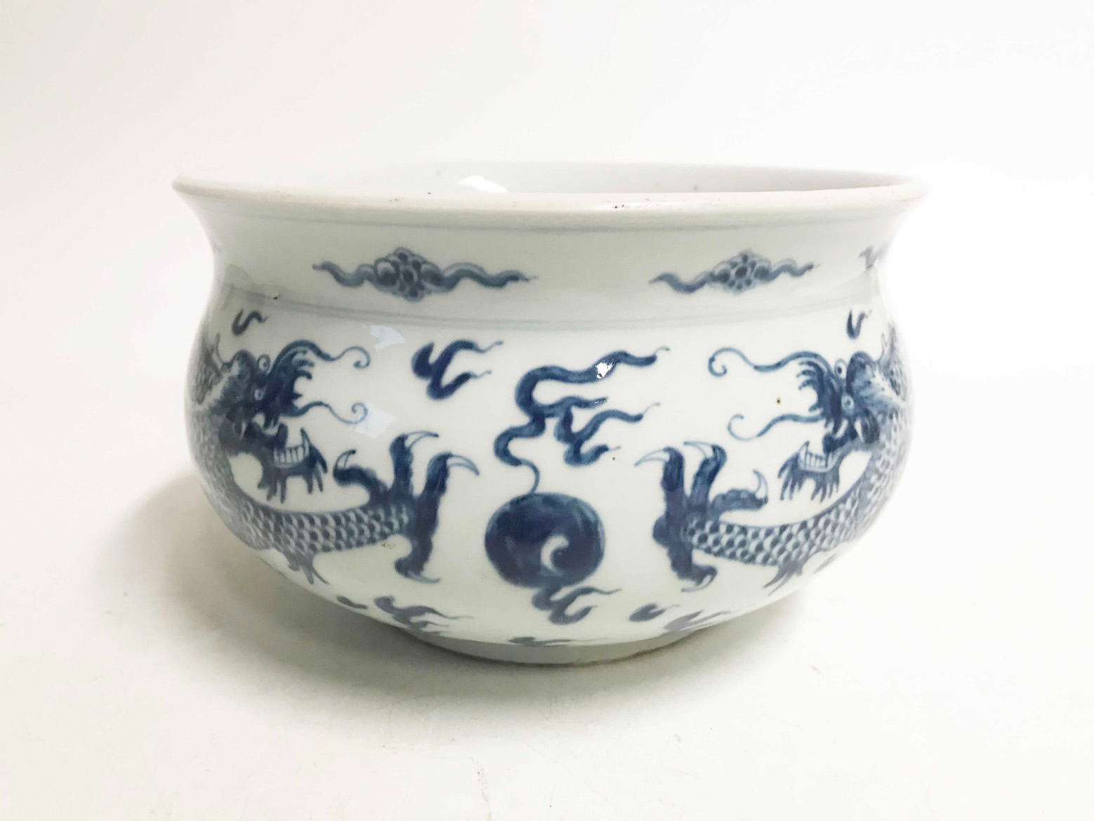 BLUE AND WHITE 'DRAGON' JARDINIERE, 17TH CENTURY STYLE