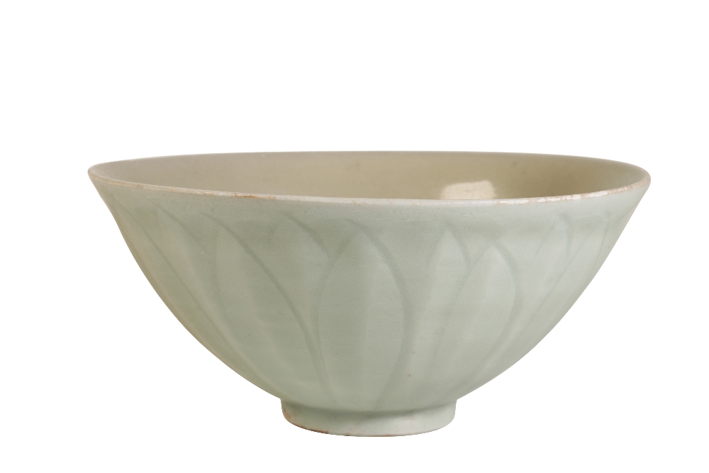 LARGE 'LONGQUAN' CELADON-GLAZE 'LOTUS' BOWL, SONG DYNASTY