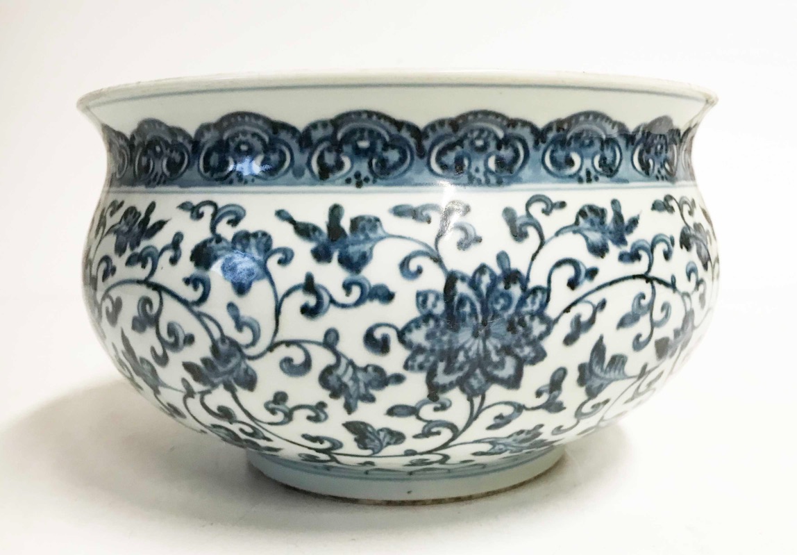 LARGE BLUE AND WHITE 'LOTUS' JARDINIERE, 20TH CENTURY - Image 3 of 4