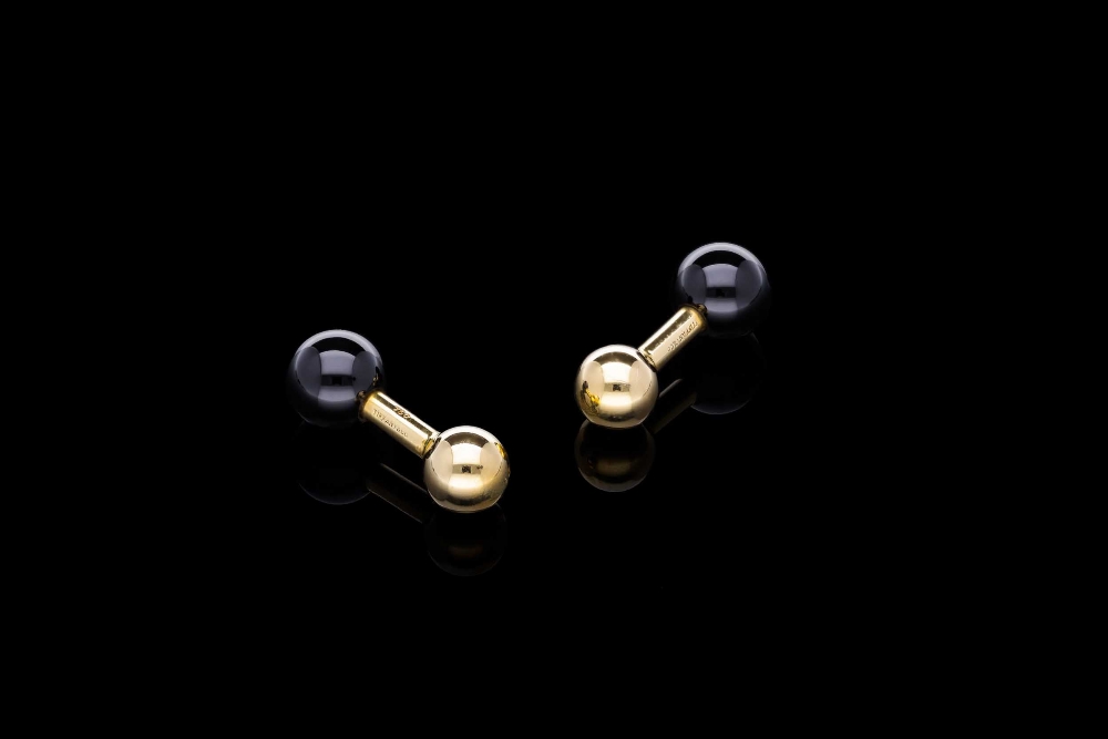 A PAIR OF 1970S TIFFANY AND CO ONYX AND 18CT YELLOW GOLD BARBELL CUFFLINKS