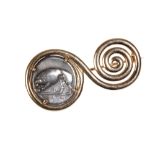 A BULGARI 18CT YELLOW GOLD SWIRL BROOCH SET WITH AN ANCIENT COIN DEPICTING A WOLF