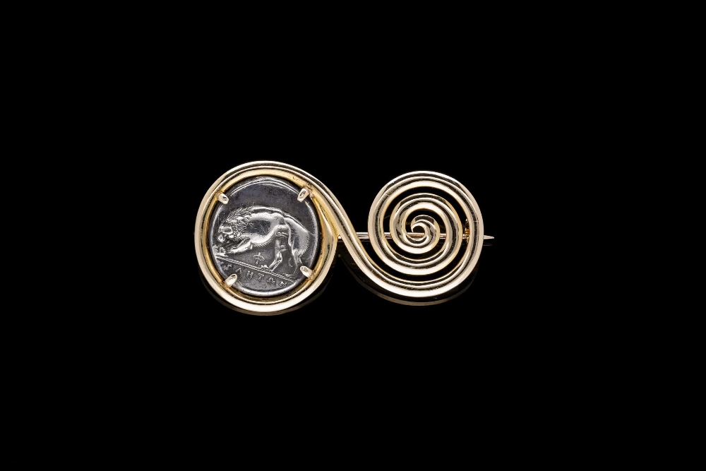 A BULGARI 18CT YELLOW GOLD SWIRL BROOCH SET WITH AN ANCIENT COIN DEPICTING A WOLF - Image 2 of 2