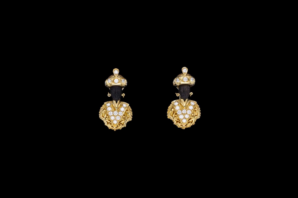 A PAIR OF NARDI CLASSIC MORETTO BLACKAMOOR EARRINGS IN 18CT YELLOW GOLD SET WITH DIAMONDS