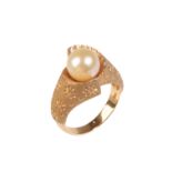 A SOLITAIRE CULTURED PEARL DRESS RING