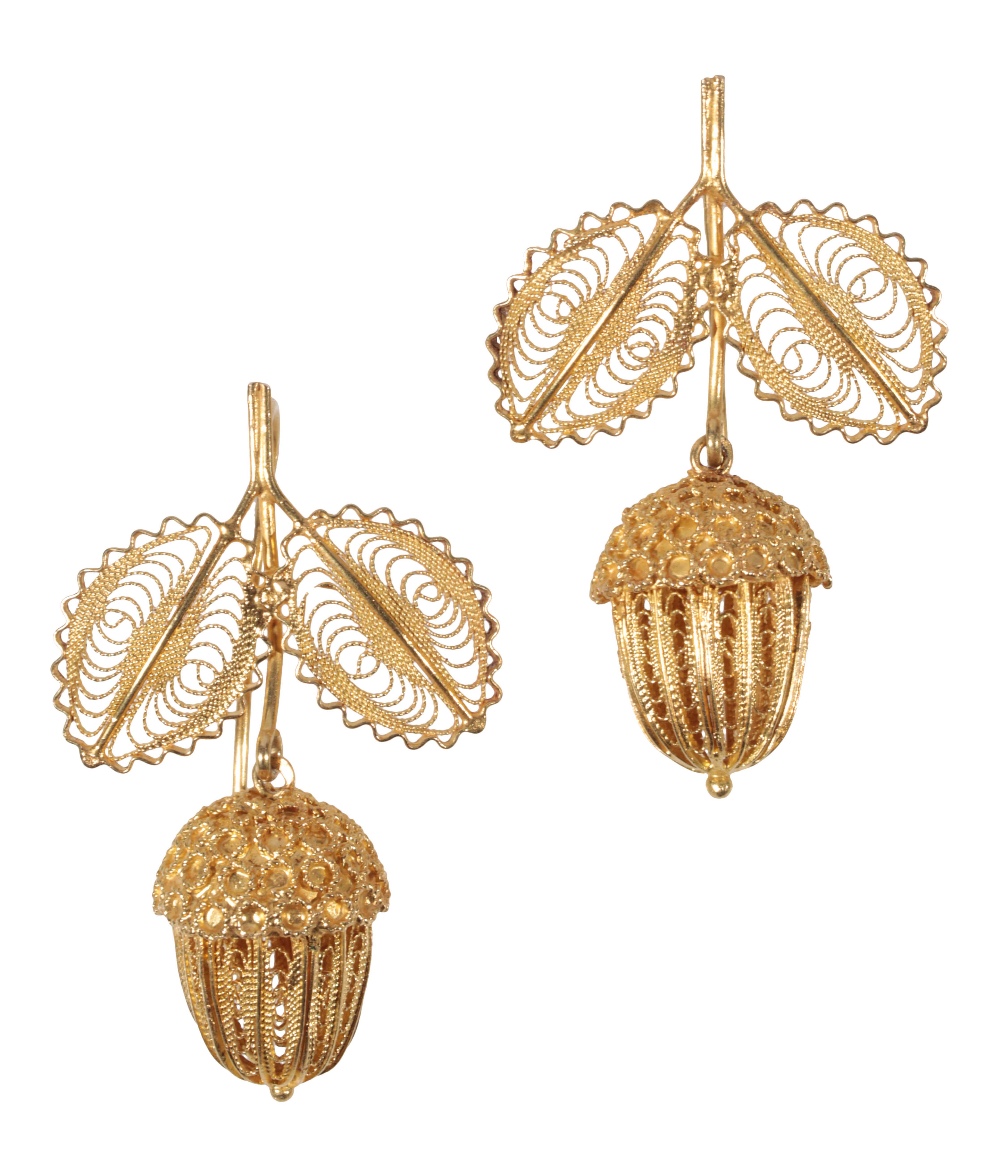 A PAIR OF 18CT YELLOW GOLD FILIGREE ACORN EARRINGS