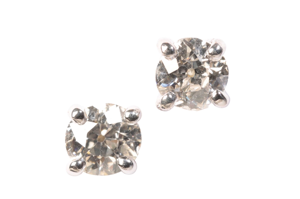 A PAIR OF DIAMOND EARSTUDS