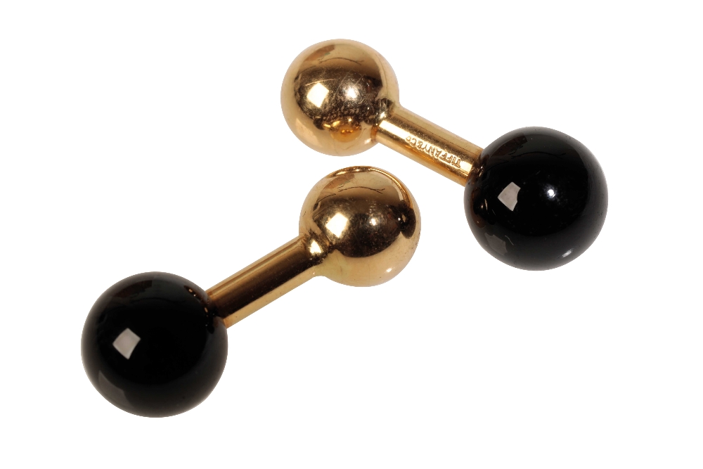 A PAIR OF 1970S TIFFANY AND CO ONYX AND 18CT YELLOW GOLD BARBELL CUFFLINKS - Image 2 of 2