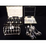 A SILVER SEVEN-BAR TOAST RACK, and two cased sets of silver tea and coffee spoons (c.7.7oz)