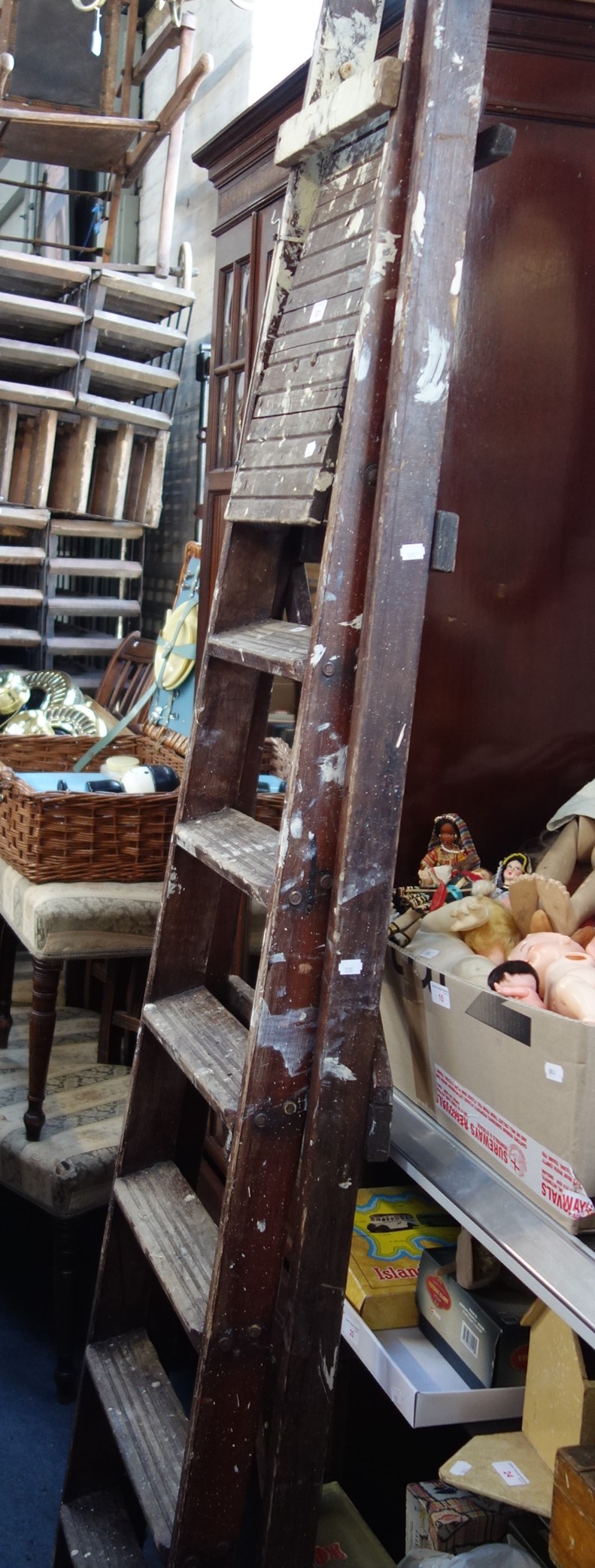 A VINTAGE WOODEN SIX RUNG STEP LADDER