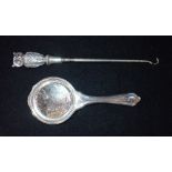 AN EDWARDIAN NOVELTY SILVER BUTTON HOOK, by Crisford & Norris Ltd, Birmingham, 1906, the handle