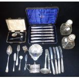 A COLLECTION OF MIXED SILVER, including cased flatware, silver-mounted scent bottles (c.11.4oz)