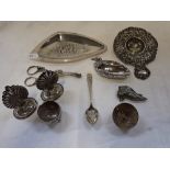 A COLLECTION OF METALWARES, including a pair of silver sugar nips