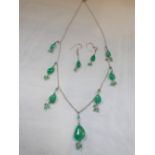 AN EMERALD NECKLACE, on a silver fine link chain, together with a pair of matching earrings (2)