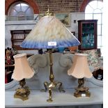AN EDWARDIAN BRASS TABLE LAMP, with later glass shade and a pair of squat brass table lamps