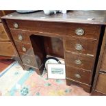 AN EDWARDIAN MAHOGANY AND SATINWOOD BANDED KNEEHOLE DESK, 91cm wide