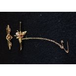 AN EDWARDIAN 15CT YELLOW GOLD BAR BROOCH, set to the centre with a gem set and seed pearl butterfly