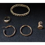 A COLLECTION OF GOLD AND UNMARKED YELLOW METAL JEWELLERY, to include a signet ring set to the centre