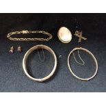 A COLLECTION OF 9CT YELLOW GOLD JEWELLERY, approx 49.8 grams total weight (including the stones and