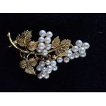 A 9CT YELLOW GOLD BROOCH, modelled as vine leaves and set with clusters of cultured pearls