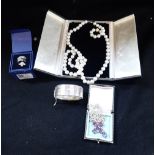 A COLLECTION OF JEWELLERY, to include a cultured pearl necklace