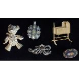 FOUR ITEMS OF COSTUME JEWELLERY, including a micro mosaic brooch and a teddy bear brooch