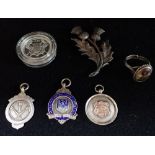 A COLLECTION OF JEWELLERY, together with a Scottish proof coin dated 1986