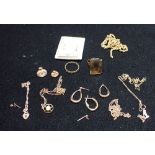 A COLLECTION OF GOLD AND YELLOW METAL JEWELLERY