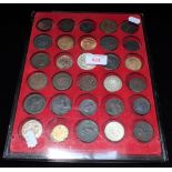 A TRAY CONTAINING A COLLECTION OF BRITISH AND WORLD COINS AND TOKENS