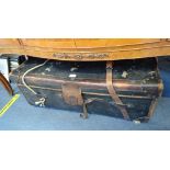 AN EDWARDIAN CANVAS AND LEATHER BOUND TRAVELLING TRUNK