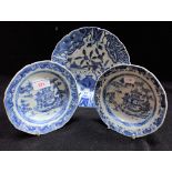 A PAIR OF CHINESE EXPORT BLUE AND WHITE DISHES