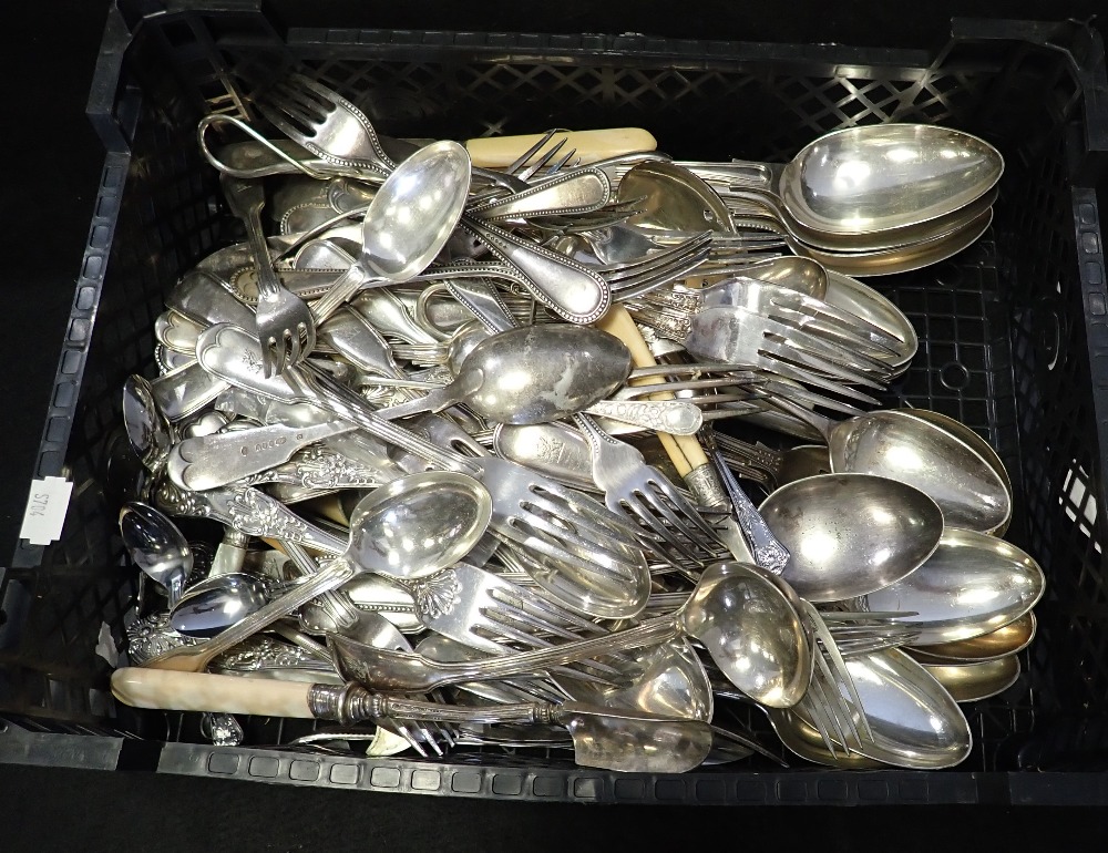 A MIXED COLLECTION OF SILVER PLATED FLATWARE