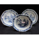A PAIR OF CHINESE EXPORT BLUE AND WHITE PLATES