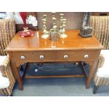 STAINED HARDWOOD SIDE TABLE IN VICTORIAN STYLE