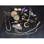 A COLLECTION OF JEWELLERY, to include a silver wristwatch