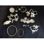 A COLLECTION OF JEWELLERY, to include a white metal charm bracelet