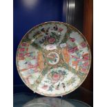 A CHINESE FAMILLE ROSE DISH, 25cm dia. (examine)