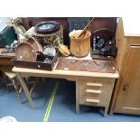 AN ABBESS LIGHT OAK DESK, 105cm wide