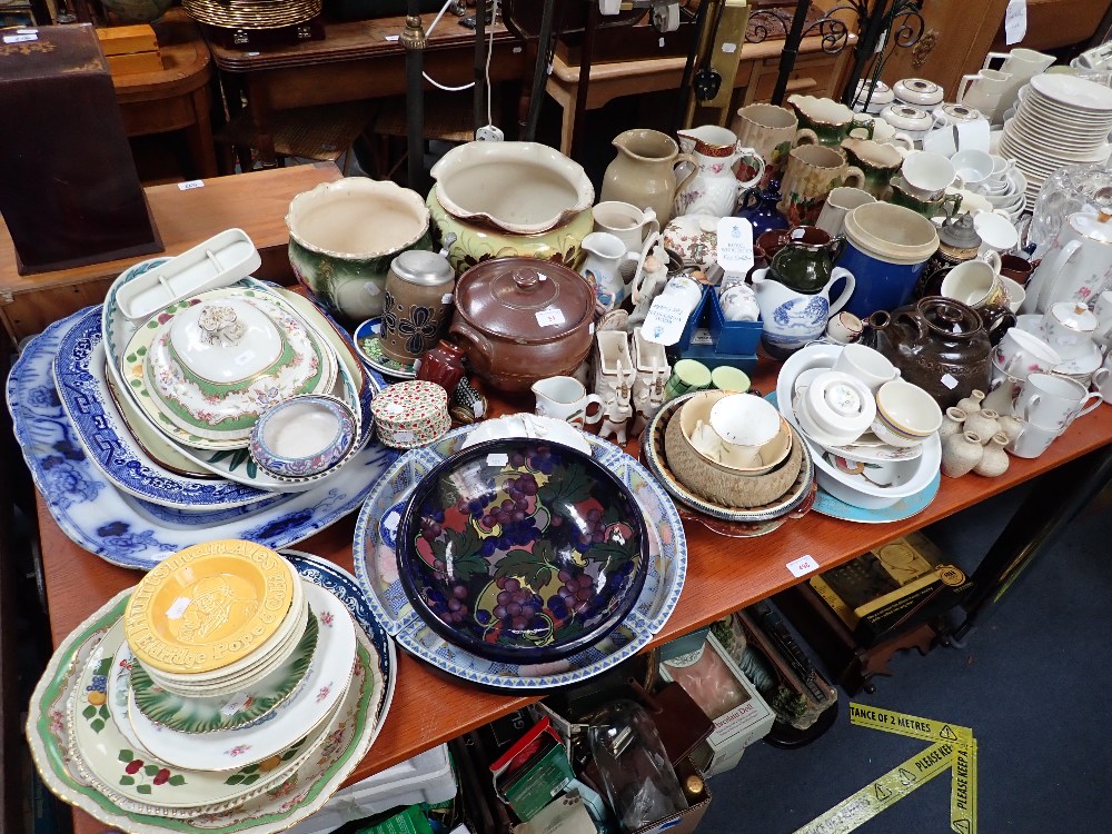 A LARGE COLLECTION OF CERAMICS
