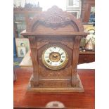 A LATE 19TH CENTURY OAK CASED AMERICAN MANTEL CLOCK